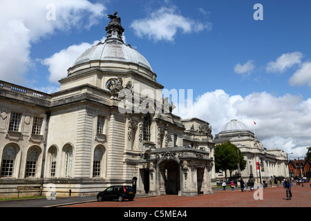 Cardiff City Hall, Musée National en arrière-plan, Cardiff, South Glamorgan, Wales, Royaume-Uni Banque D'Images