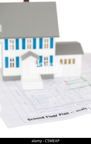 Toy house model on a ground floor plan Banque D'Images