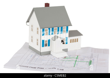 Gray toy house model on a ground floor plan Banque D'Images