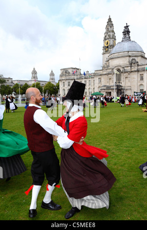 Danseurs portant des tenues traditionnelles sur Midsummers Day en face de l'hôtel de ville de Cardiff, Cathays Park, Cardiff, South Glamorgan, Wales, Royaume-Uni Banque D'Images