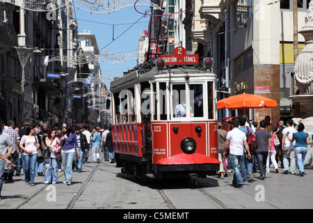 Vieux tram à l'avenue Istiklal à Istanbul, Turquie Banque D'Images