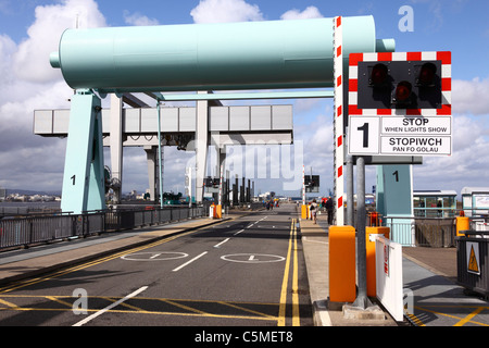 Lumières pour contrôler le trafic sur le pont existant, Cardiff Bay Cardiff , Barrage, South Glamorgan, Wales, Royaume-Uni Banque D'Images