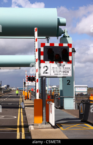 Lumières pour contrôler le trafic sur le pont existant, Cardiff Bay Cardiff , Barrage, South Glamorgan, Wales, Royaume-Uni Banque D'Images