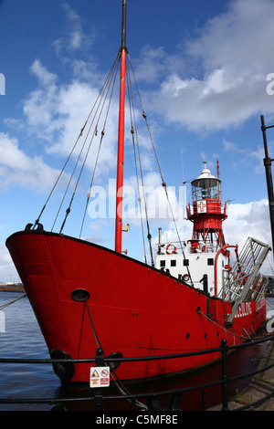 Lightship 2000, un bateau-phare restauré avec un café et chapelle à bord, la baie de Cardiff, Cardiff, South Glamorgan, Pays de Galles, Royaume-Uni Banque D'Images