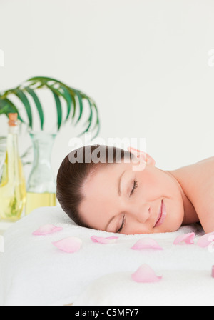 Portrait d'une jeune femme couchée sur une table de massage Banque D'Images