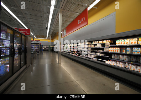 Section de l'industrie laitière d'un Walmart supercenter à Kitchener, ON, Canada, 2011 Banque D'Images