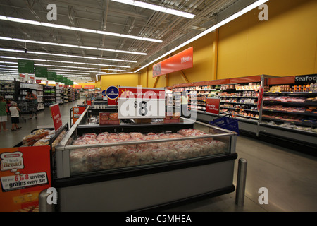 La viande et la section d'épicerie dans Walmart supercenter à Kitchener (Ontario) Canada 2011 Banque D'Images