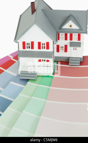 Une maniature house sur une carte de couleur Banque D'Images