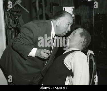 ALFRED HITCHCOCK avec dummy sur le plateau de son film 'Dial M pour meurtre" en 1954 Banque D'Images