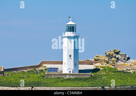 Le phare de Godrevy, avec des panneaux solaires - vue rapprochée - St Ives, Cornwall. Banque D'Images