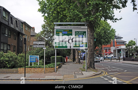 Roadsign pour le Nord et le sud de Londres les routes circulaires à Chiswick West London UK Banque D'Images