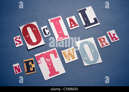 Social Media Concept. Légende composée avec des lettres déchirées dans des magazines sur le papier gris-bleu. Banque D'Images