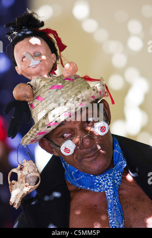 Cuba, Trinidad. L'humoriste cubain danseur à un café en plein air. Banque D'Images