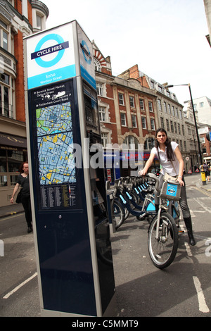 Transport for London (TFL) et Barclays Cycle Hire, Wardour Street, Soho, Londres, Angleterre, Royaume-Uni Banque D'Images