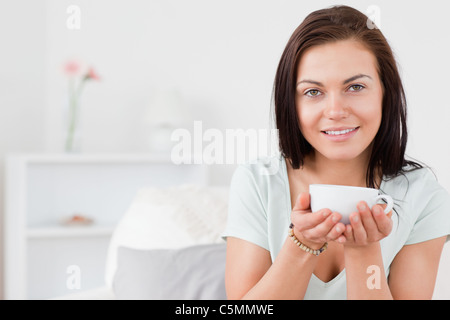 Belle dark-haired woman drinking tea Banque D'Images