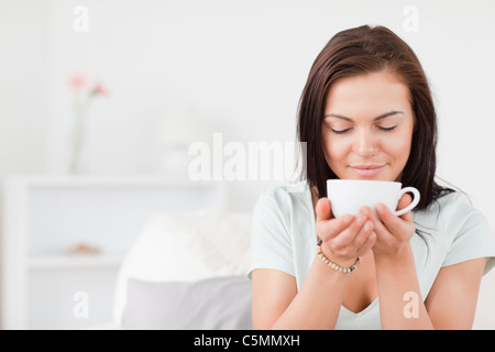 Ravi dark-haired woman drinking tea Banque D'Images