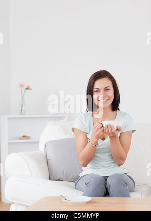 Dark-haired woman drinking tea Banque D'Images