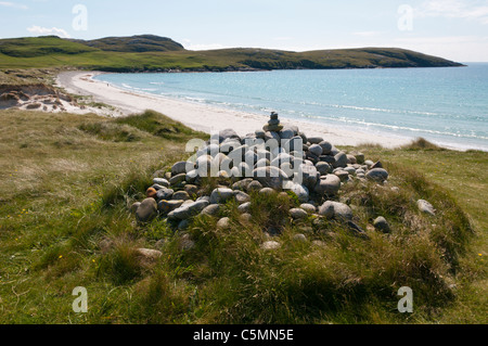 Un cairn au West Bay sur Vatersay marque le lieu de sépulture des victimes de la 'Annie Jane' naufrage. Tous les détails dans la description. Banque D'Images