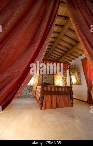 Lit à baldaquin dans une chambre Toscane, Italie Banque D'Images