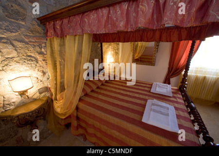 Lit à baldaquin dans une chambre Toscane, Italie Banque D'Images