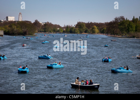 Barques et pédalos sur la Serpentine dans Hyde Park, Londres. Banque D'Images