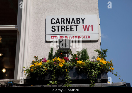Plaque de rue de la célèbre Carnaby Street W1, le centre de Londres. Banque D'Images