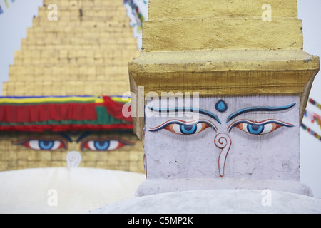 Les yeux de Bouddha contempler du stupa de Boudhanath, Bodhnath (Boudha), Vallée de Kathmandou, Népal, Asie. Banque D'Images