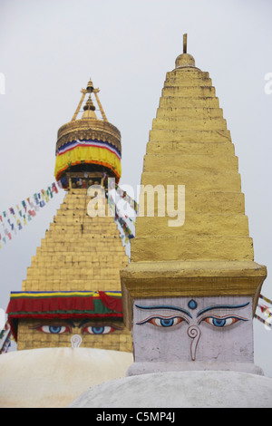 Les yeux de Bouddha contempler du stupa de Boudhanath, Bodhnath (Boudha), Vallée de Kathmandou, Népal, Asie. Banque D'Images