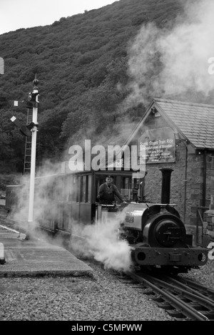 Llanberis Lake Railway No.2 'Thomas Bach' laissant Padarn Park Station 07/8/2010. Banque D'Images