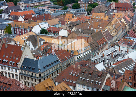 Différents toits de bâtiments historiques dans le centre-ville de Strasbourg Banque D'Images