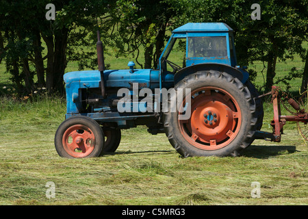 Tracteur Fordson Major dans champ de foin coupé Banque D'Images