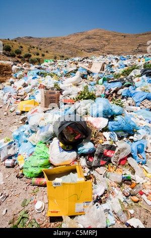 Un site d'enfouissement à Eresos, Lesbos, Grèce. Comme beaucoup d'îles, de détritus est un problème avec pas de recyclage en place. Banque D'Images