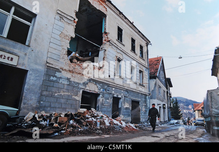 Un soldat britannique de la force de maintien de la paix du régiment Sussex Gunners marche dans une rue complètement détruite à Mrkonjic Grad Bosnie - la guerre de Bosnie était un conflit armé international qui a eu lieu en Bosnie-Herzégovine entre 1992 et 1995. Après un certain nombre d'incidents violents au début de 1992, la guerre est généralement considérée comme ayant commencé le 6 avril 1992. La guerre prend fin le 14 décembre 1995. Banque D'Images