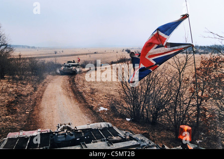 Les troupes de maintien de la britannique de la Queen's Royal Hussars en Bosnie en 1996 .en patrouille dans les réservoirs Challenger Bosnie Banque D'Images