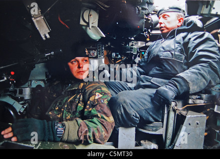 Les troupes de maintien de la britannique de la Queen's Royal Hussars en Bosnie en 1996 . en patrouille dans un réservoir de Challenger Banque D'Images