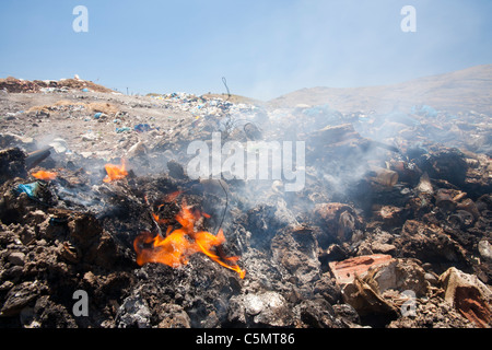 Un site d'enfouissement à Eresos, Lesbos, Grèce. Comme beaucoup d'îles, de détritus est un problème avec pas de recyclage en place. Banque D'Images