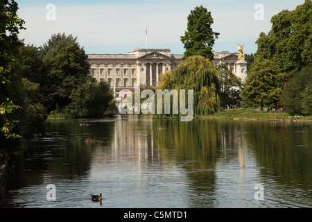 St James Park et Buckingham Palace, Londres, Angleterre, Royaume-Uni Banque D'Images