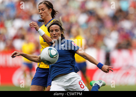 Sonia Bompastor de France (8) jeux d'effacer la balle en avant de Lotta Schelin de Suède lors de la Coupe du Monde féminine 2011 3ème place Banque D'Images