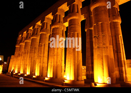 Cour d'Amenhotep III à Louxor - Nuit Banque D'Images