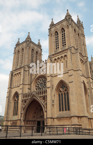 La façade ouest de la cathédrale de Bristol (l'église cathédrale de la Sainte et indivisible Trinité), Bristol, Angleterre. Banque D'Images