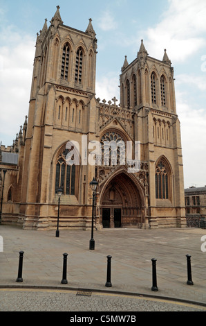 La façade ouest de la cathédrale de Bristol (l'église cathédrale de la Sainte et indivisible Trinité), Bristol, Angleterre. Banque D'Images