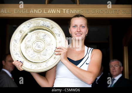 Petra Kvitova (CZE) avec le trophée après la victoire à l'édition 2011 des Championnats de tennis de Wimbledon Banque D'Images