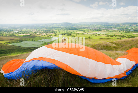 Un Paraponter battant du côté de Pendle Hill, au-dessus de Clitheroe Lancashire, Royaume-Uni. Banque D'Images