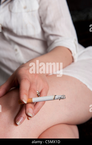 Close up of woman's hand holding a cigarette. Banque D'Images