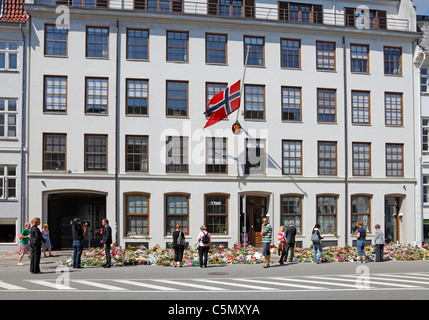 Mercredi 27 juillet 2011 - L'Ambassade de Norvège à Copenhague après les attaques brutales d'Anders Behring Breivik à Oslo. Le Danish TV2 est la préparation d'un entretien avec l'Ambassadeur de Norvège. Banque D'Images