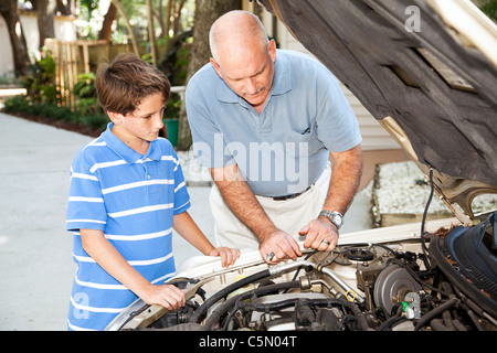 L'enseignement du père, son fils comment réparer la voiture. Banque D'Images