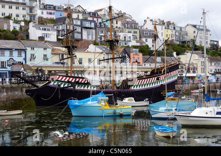 Bateaux de pêche dans le port de Brixham, Devon, Angleterre Banque D'Images