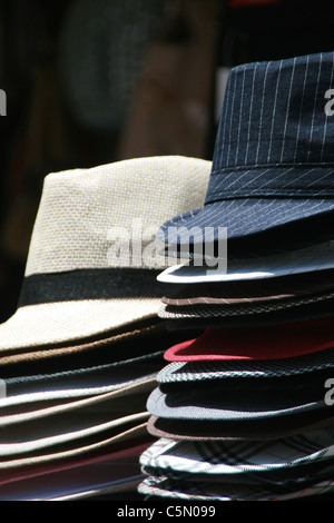 Sélection de chapeaux pour vendre en boutique Banque D'Images