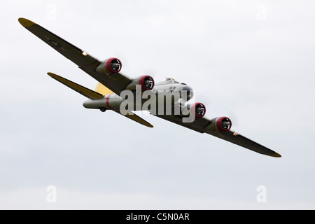 Boeing B-17G Flying Fortress modèle de commande radio à grande échelle en vol Banque D'Images