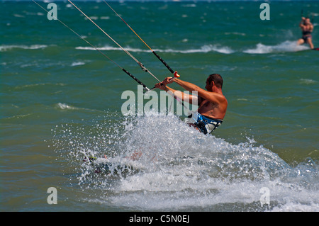 Un Kitesurfer Banque D'Images